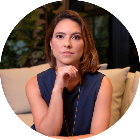 Dra. Débora Vazi, cirurgiã plástica da clínica Sorelle, posando no consultório.